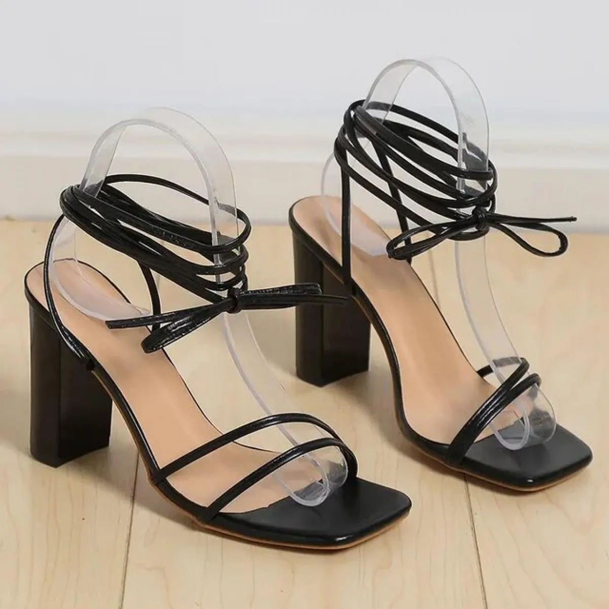 2024 Sandali con cinturino alla caviglia da donna bianco nero Scarpe con tacco alto in pelle incrociate Scarpe con lacci Scarpe