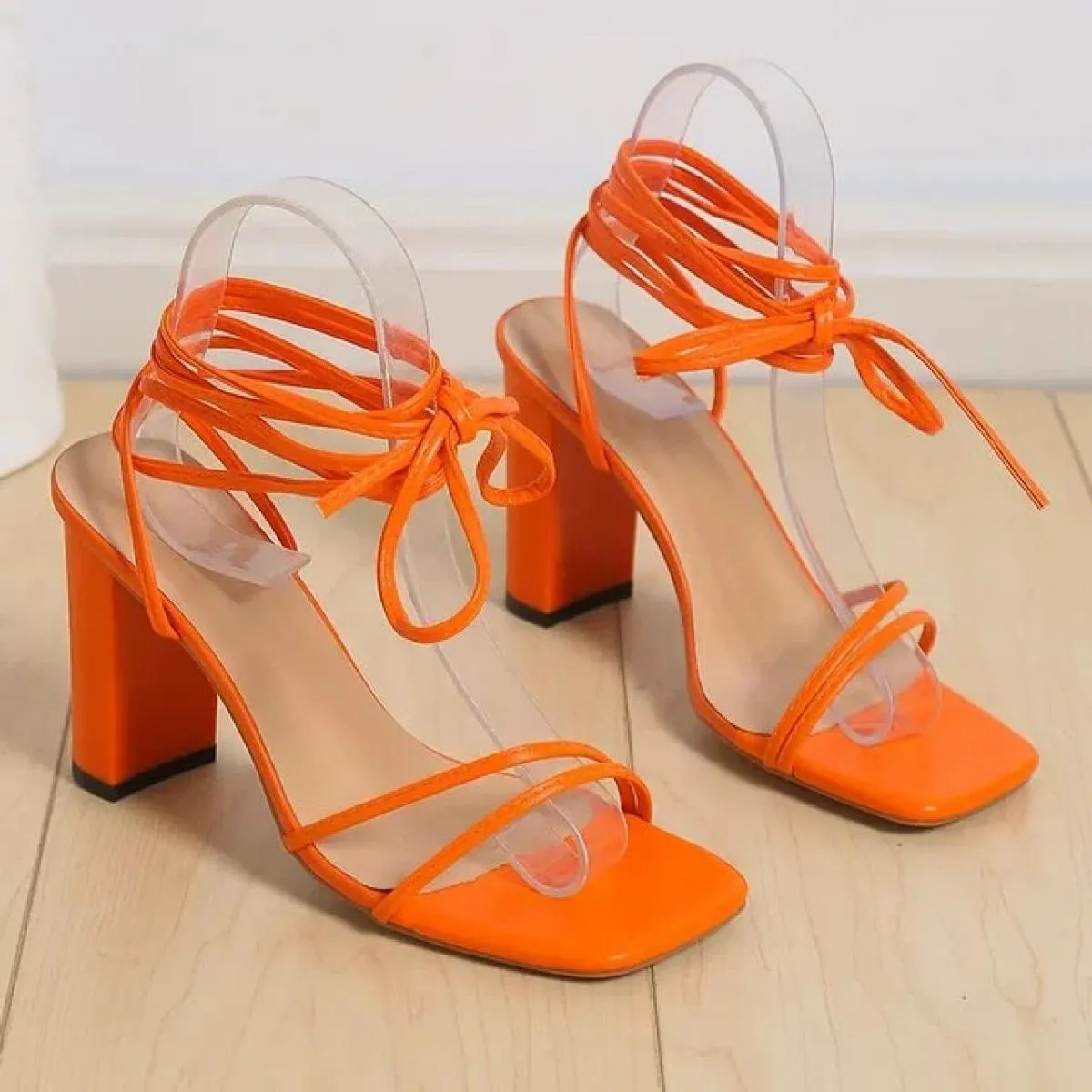 2024 Sandali con cinturino alla caviglia da donna bianco nero Scarpe con tacco alto in pelle incrociate Scarpe con lacci Scarpe
