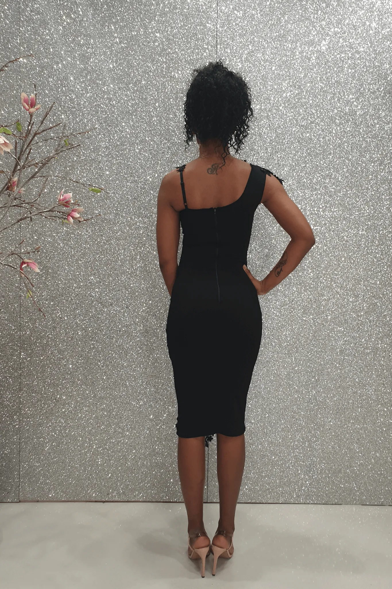 Abito a tubino nero Chanttal in tessuto elasticizzato con inserti in tulle ricamato e perline