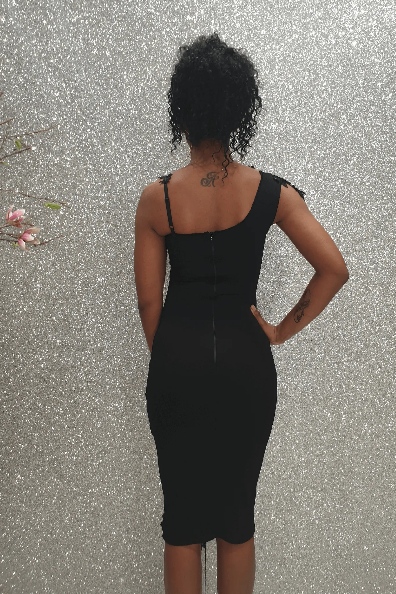 Abito a tubino nero Chanttal in tessuto elasticizzato con inserti in tulle ricamato e perline