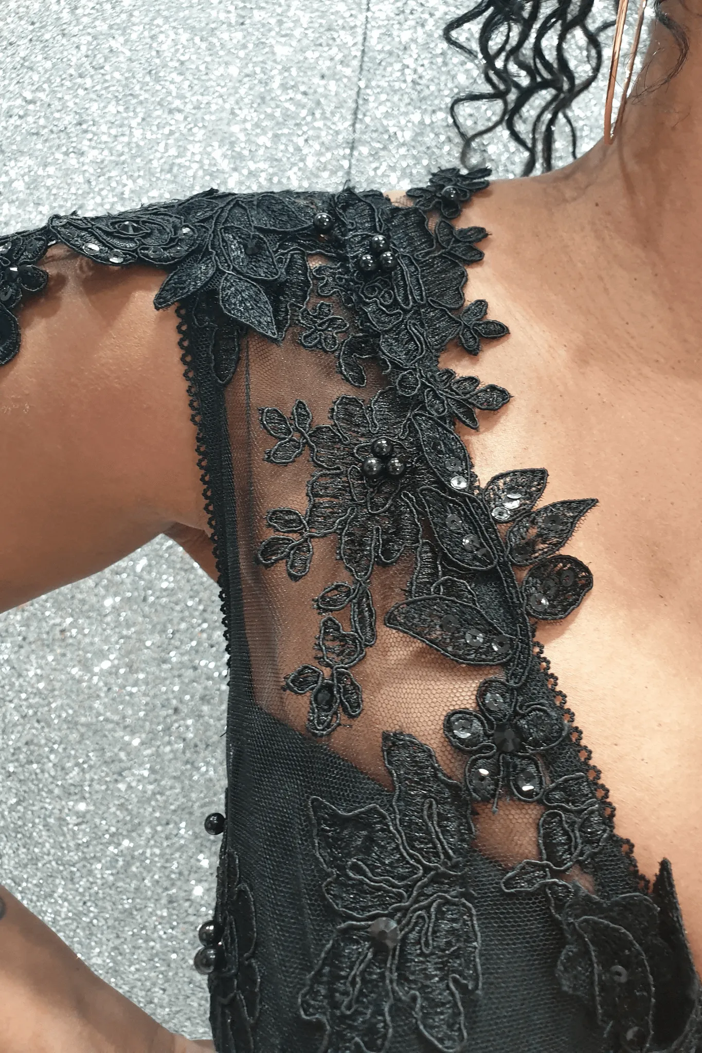 Abito a tubino nero Chanttal in tessuto elasticizzato con inserti in tulle ricamato e perline