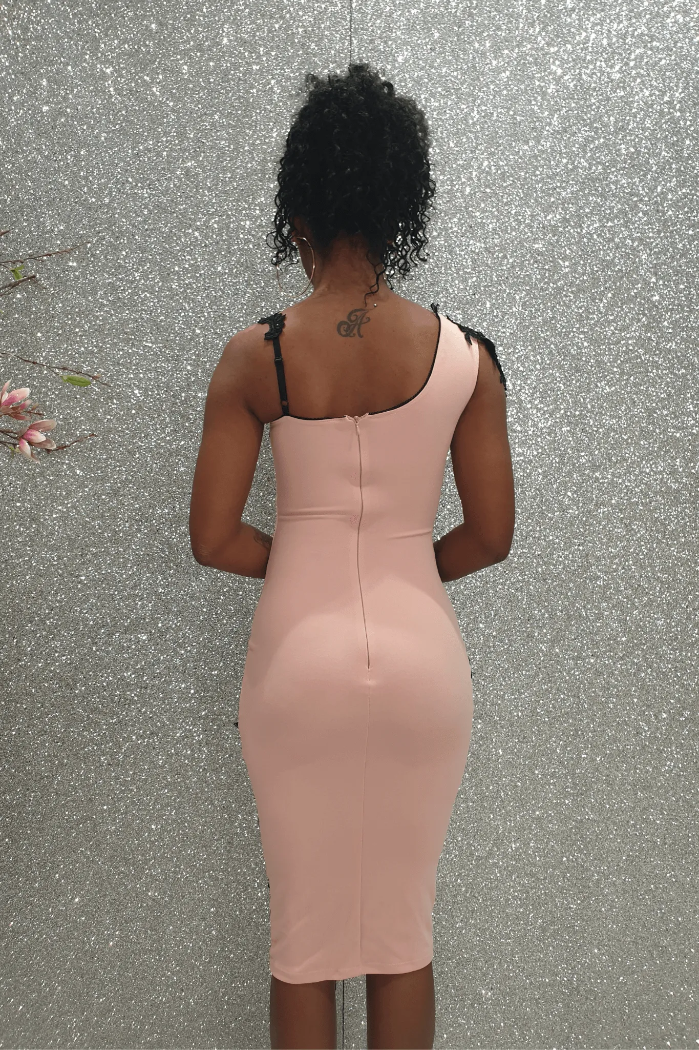 Abito a tubino rosa Chanttal in tessuto elasticizzato con inserti in tulle ricamato nero e perline
