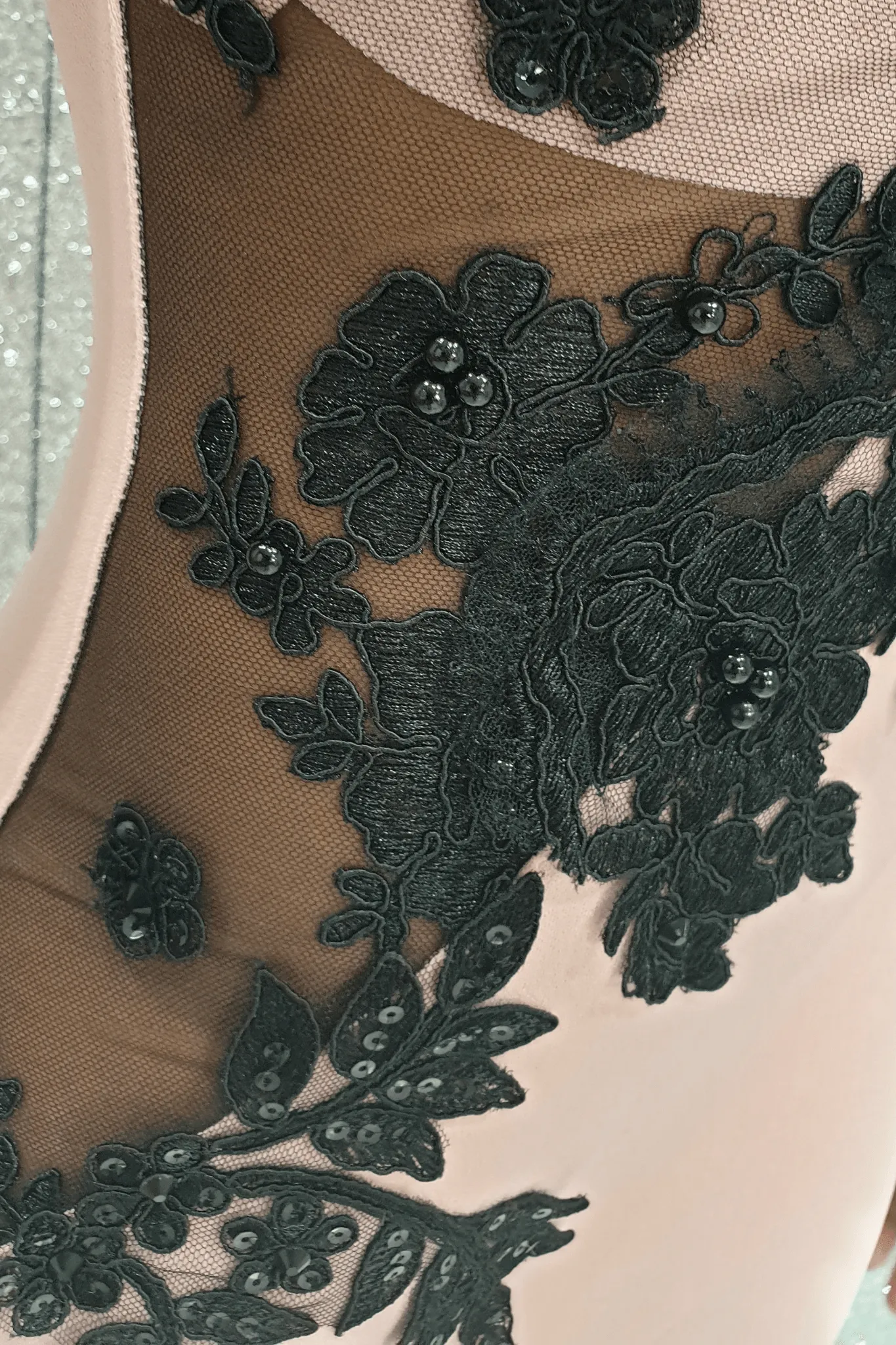 Abito a tubino rosa Chanttal in tessuto elasticizzato con inserti in tulle ricamato nero e perline