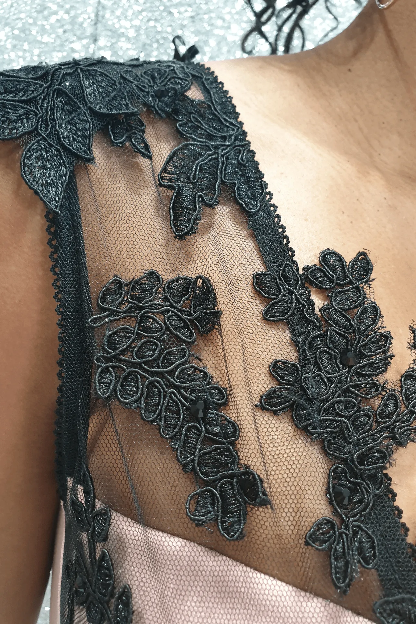 Abito a tubino rosa Chanttal in tessuto elasticizzato con inserti in tulle ricamato nero e perline