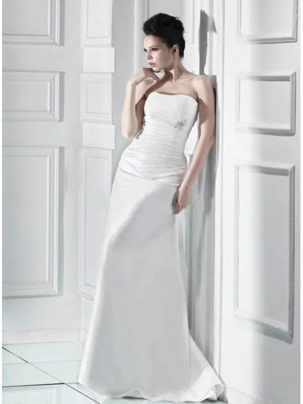 Abito da sposa a tubino avvolgente con drappeggi