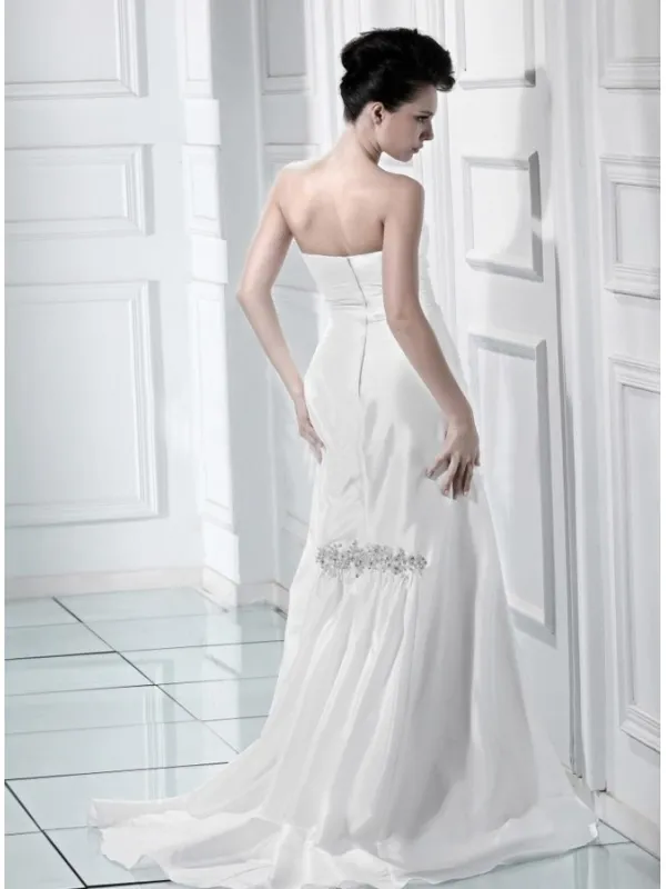 Abito da sposa a tubino avvolgente con drappeggi