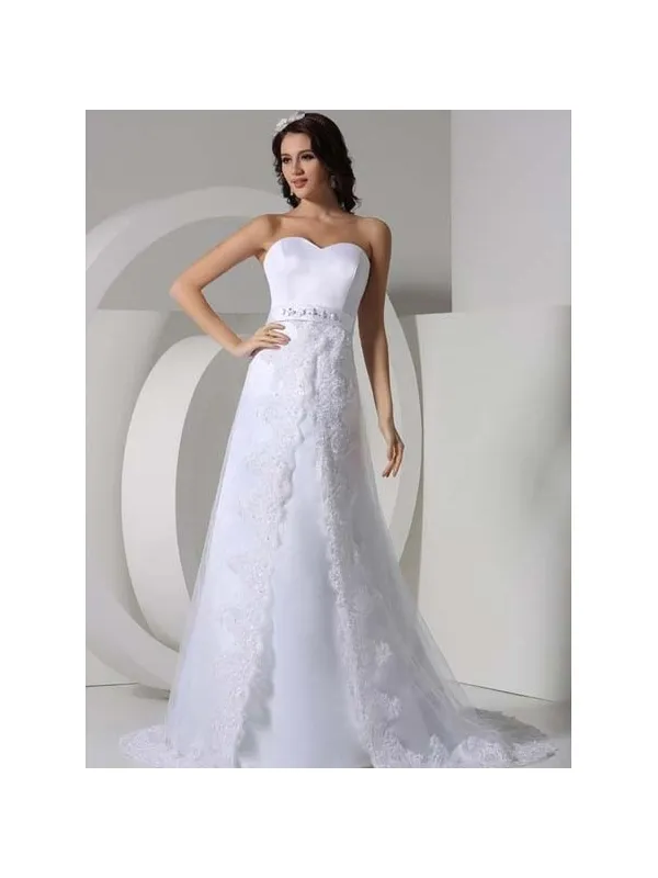Abito da sposa a tubino molto fine con scollo a cuore e gonna di pizzo con merletto
