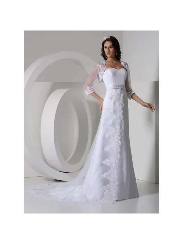 Abito da sposa a tubino molto fine con scollo a cuore e gonna di pizzo con merletto