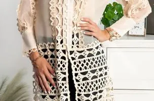 Blusa lunga semitrasparente con pizzo Catllara, beige