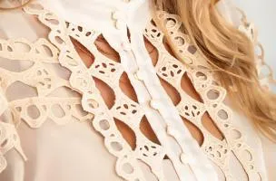 Blusa lunga semitrasparente con pizzo Catllara, beige