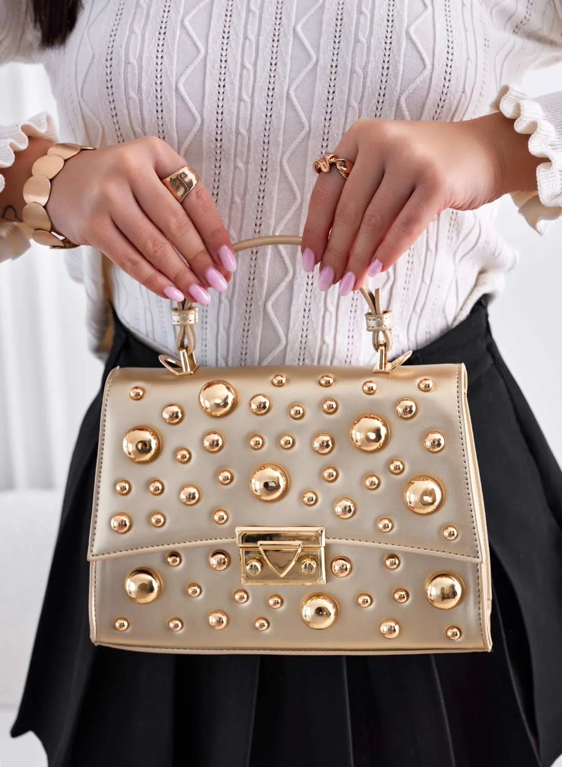 Borsa oro con borchie a sfera e tracolla B231