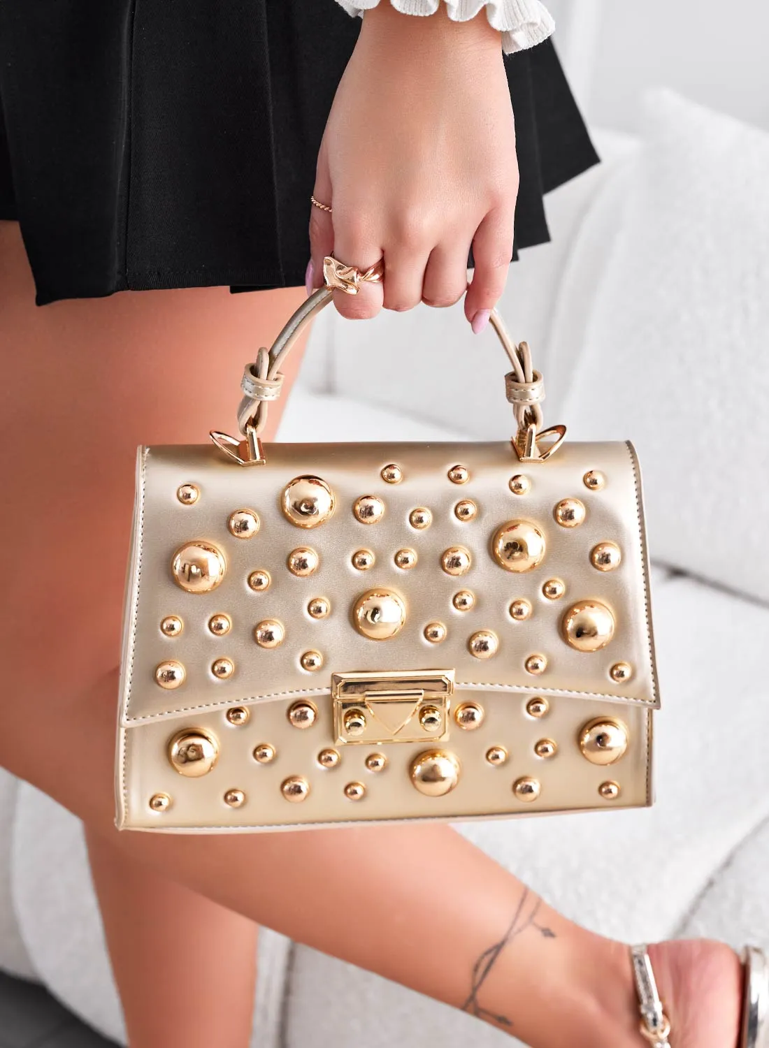 Borsa oro con borchie a sfera e tracolla B231