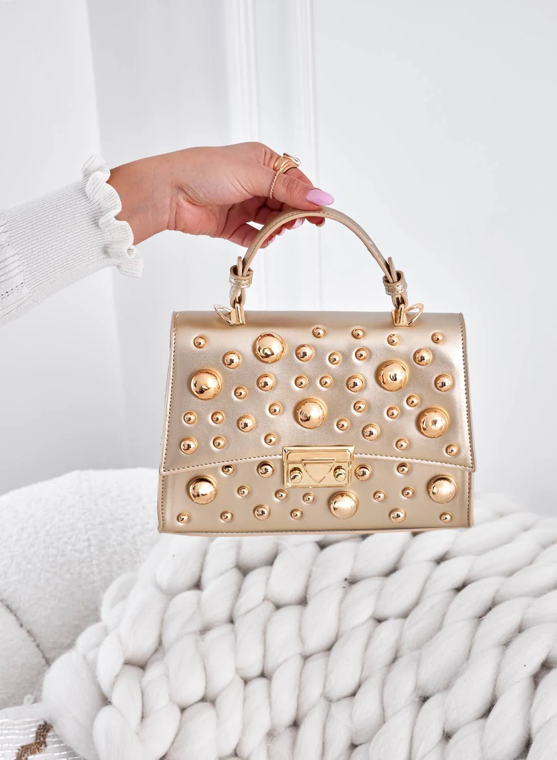 Borsa oro con borchie a sfera e tracolla B231