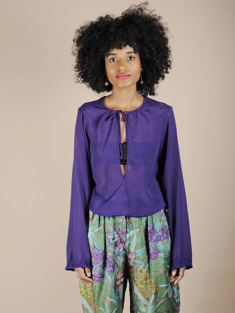 Camicia viola con profondo scollo a v