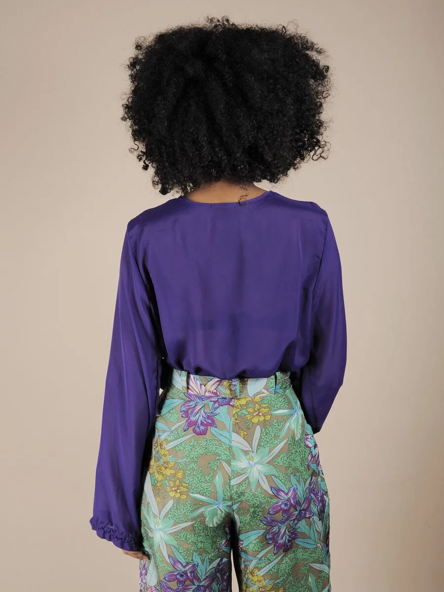 Camicia viola con profondo scollo a v