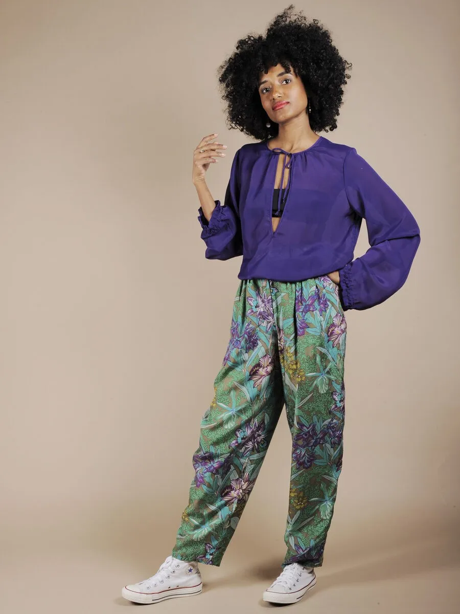 Camicia viola con profondo scollo a v