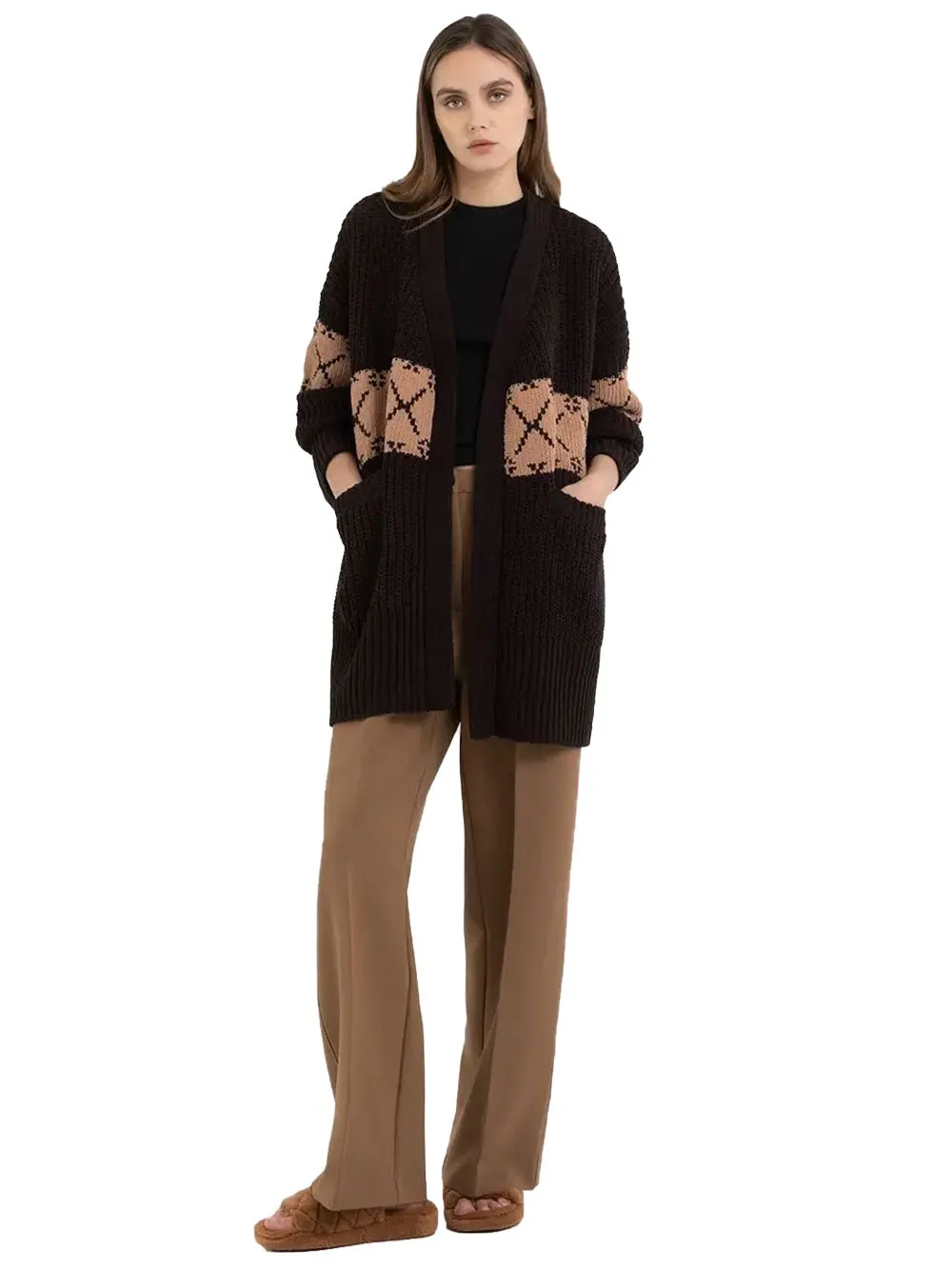 Cardigan in ciniglia intrecciata stile Jacquard nero e marrone