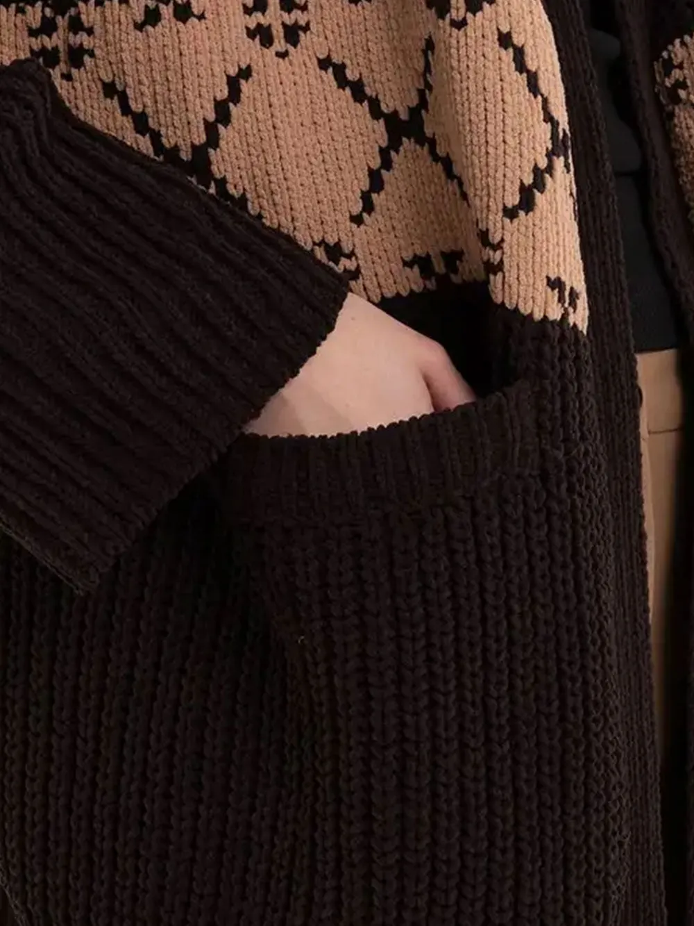 Cardigan in ciniglia intrecciata stile Jacquard nero e marrone