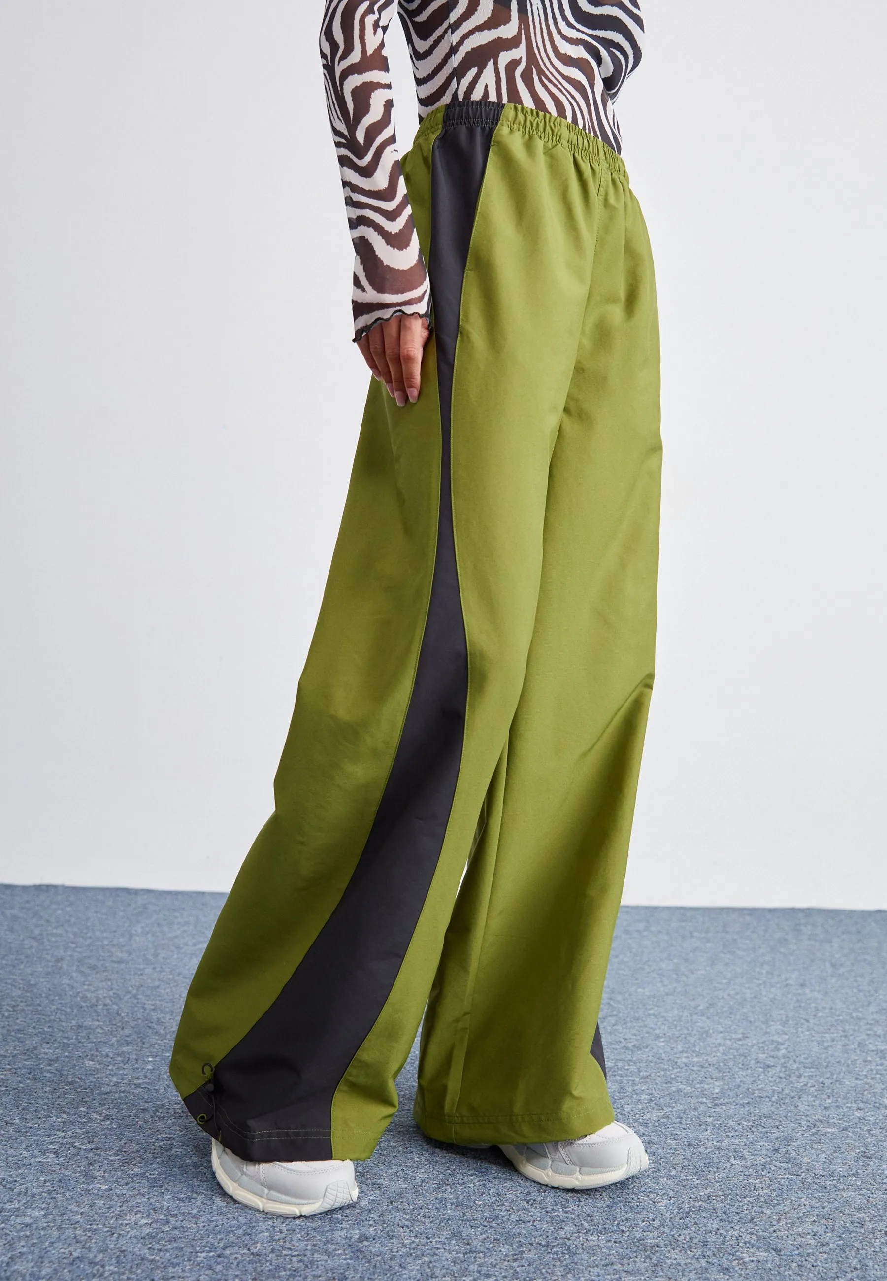 DARE TO RELAXED PARACHUTE PANTS  - Pantaloni sportivi