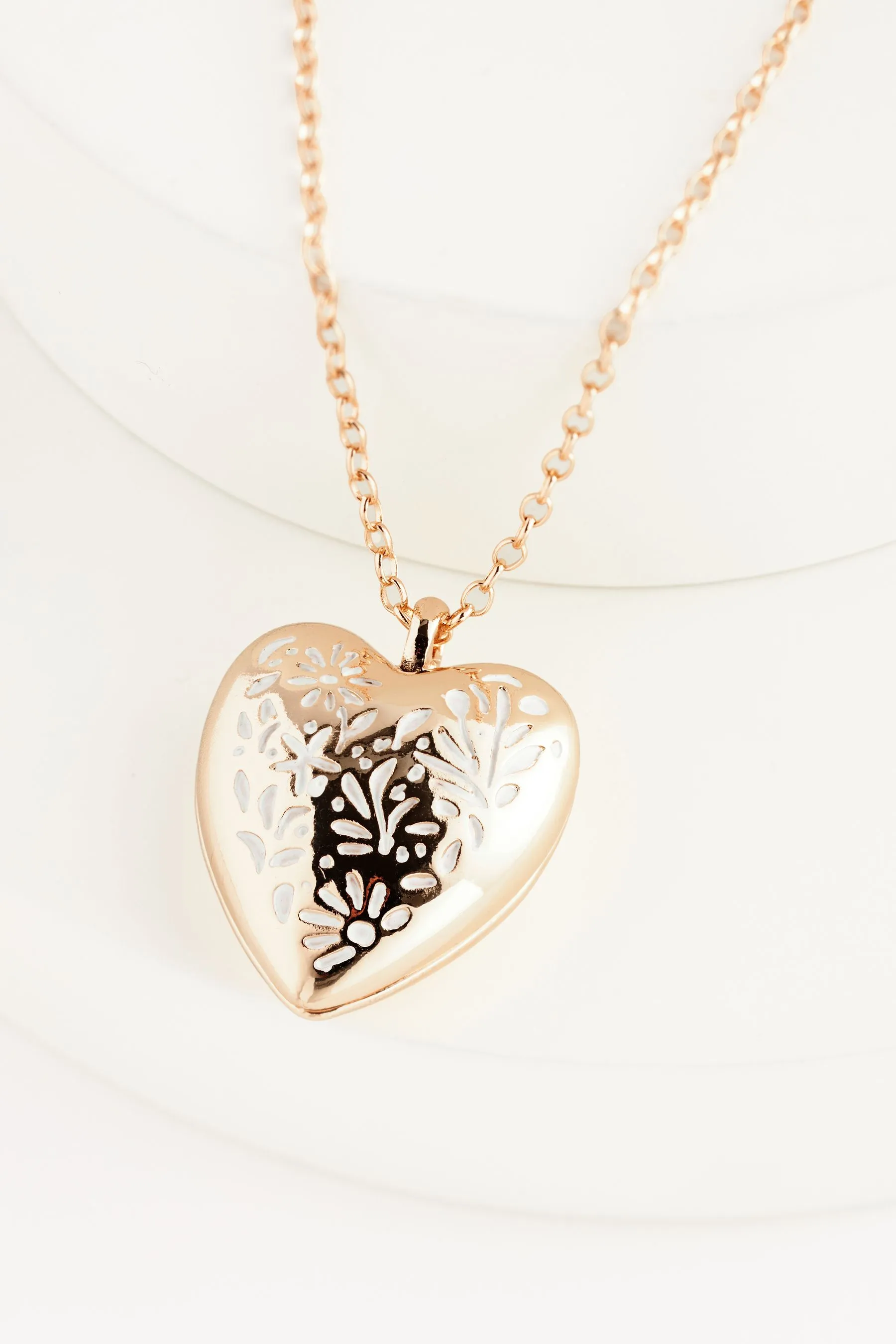 Dorato  - Collana con cuore smaltato in metalli riciclati