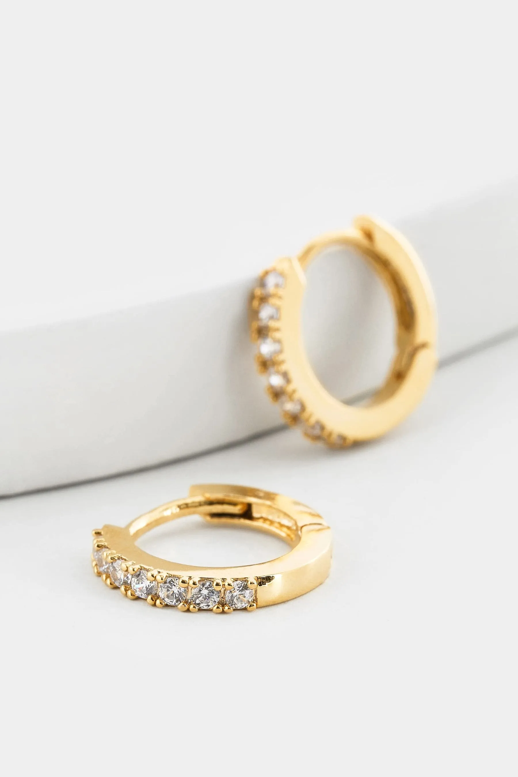 Estella Bartlett - Orecchini a cerchio con pavé di zirconia cubica bianco