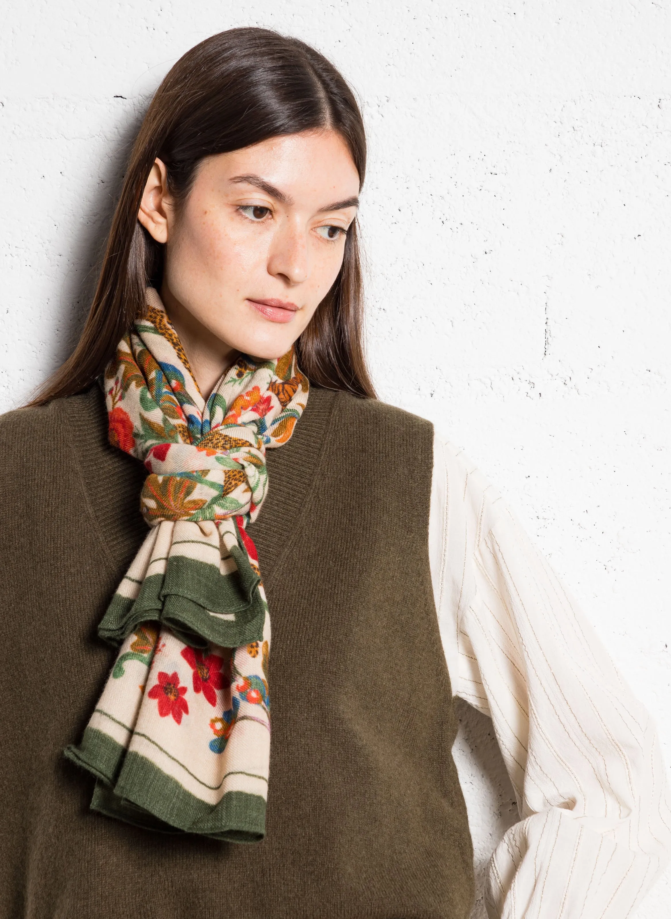  HARTFORD   WILD SQUARE - Foulard in lana con stampa Moor | Beige