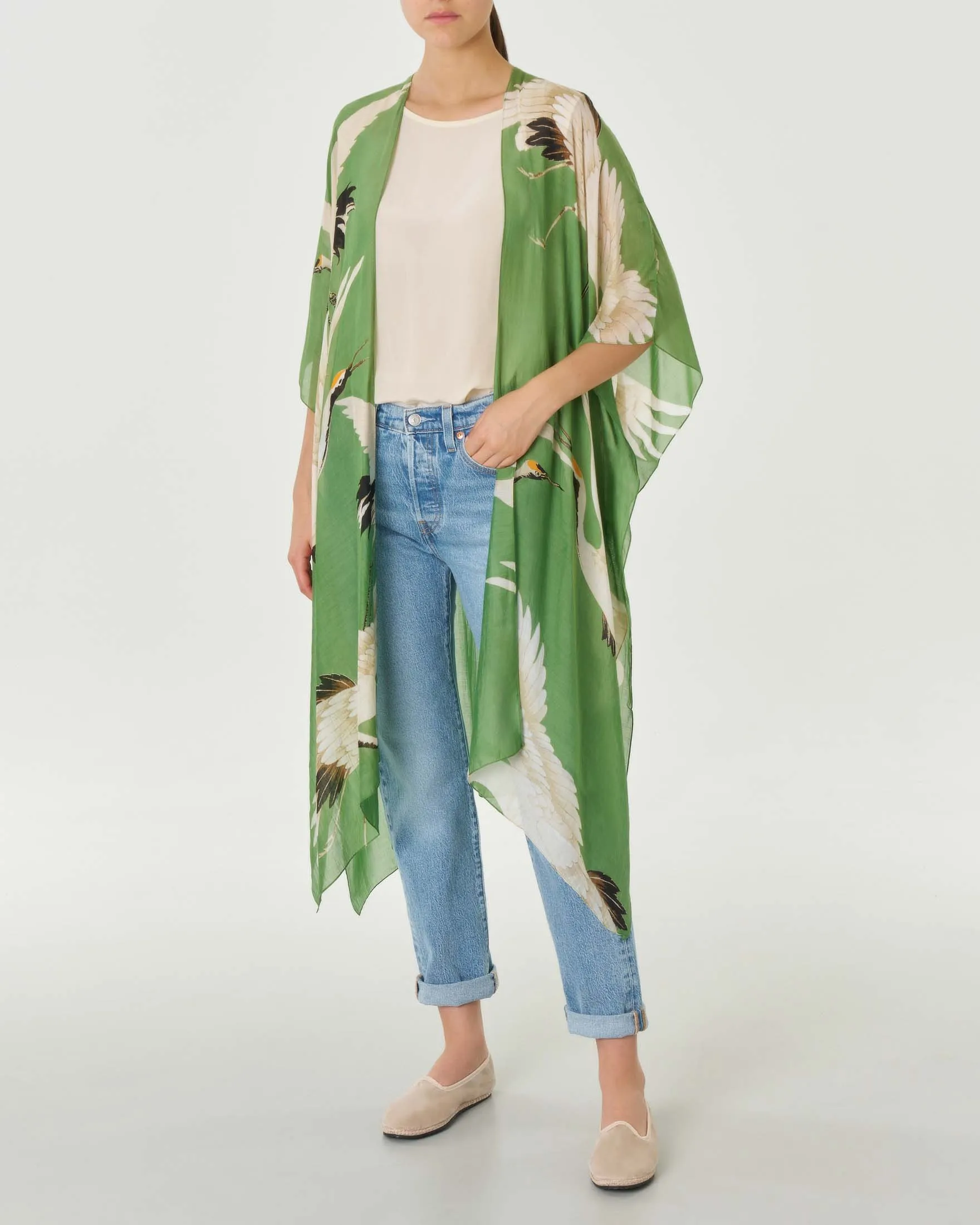 Kimono lungo verde a fantasia cicogne in cupro e modal con maniche a tre quarti e spacchi laterali