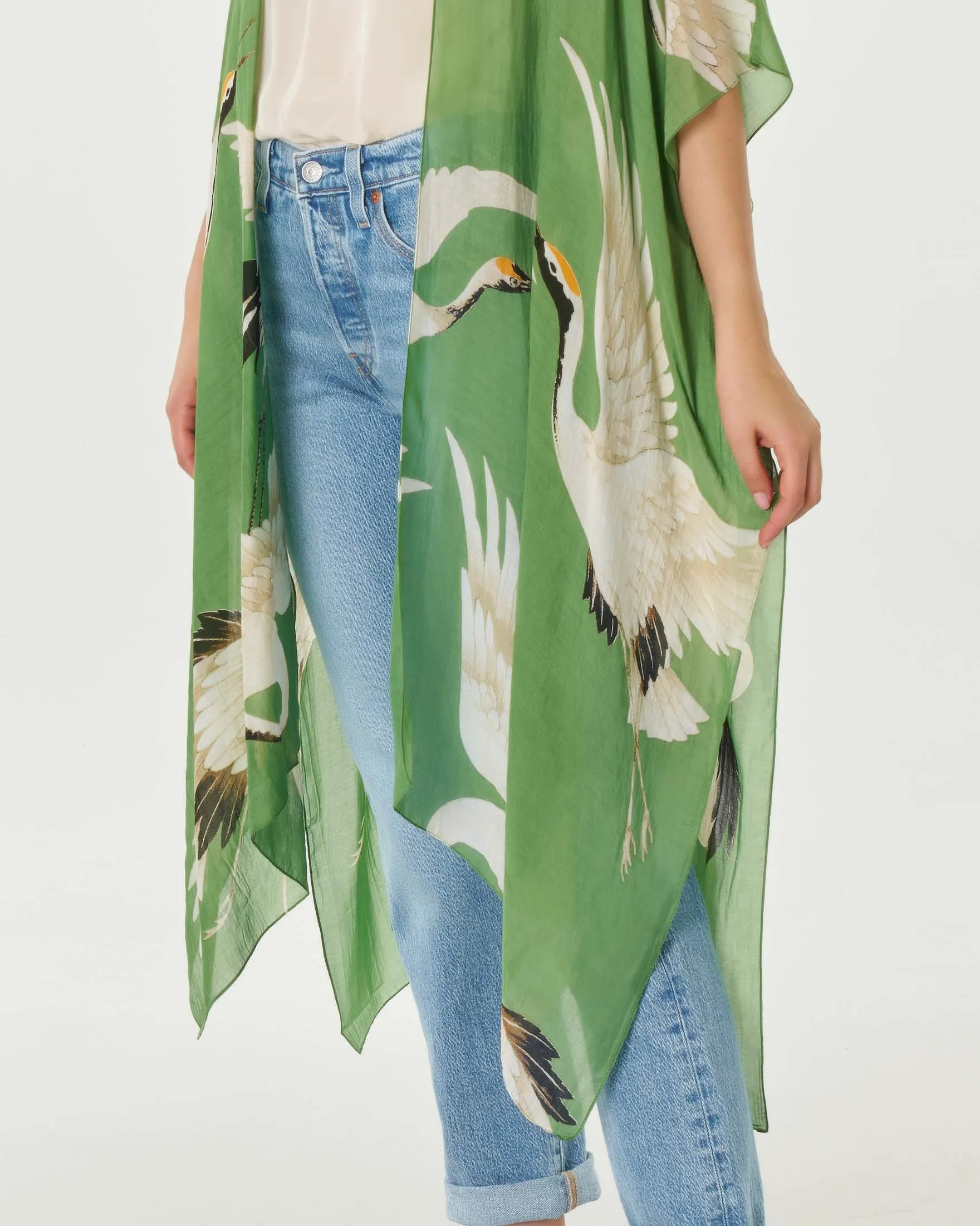 Kimono lungo verde a fantasia cicogne in cupro e modal con maniche a tre quarti e spacchi laterali