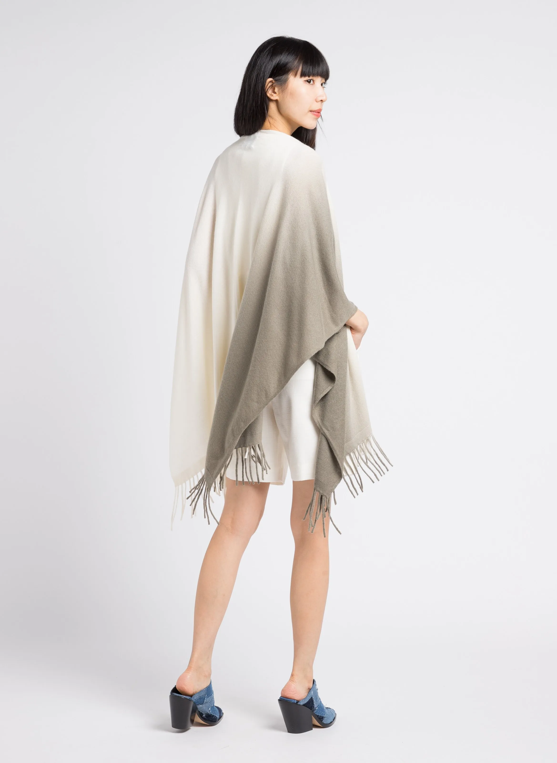  KUJTEN   AVIVA - Mantella con frange in cashmere | Verde