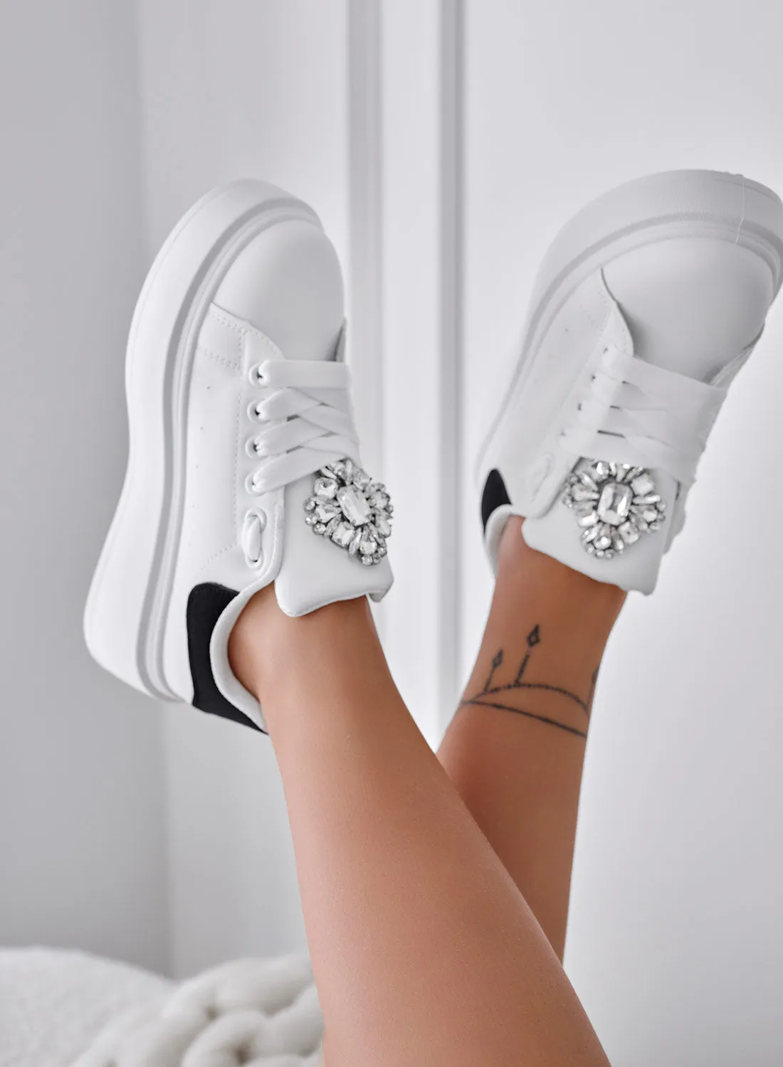 LETIZIA - Sneakers bianche con retro nero e gioiello