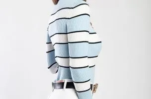 Maglietta lavorata a maglia con motivo a righe, di colore azzurro