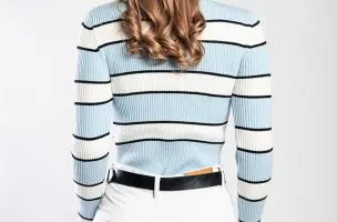 Maglietta lavorata a maglia con motivo a righe, di colore azzurro