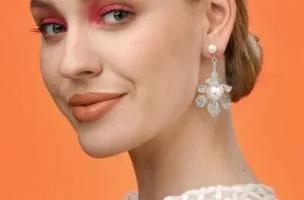 Orecchini eleganti con strass, bianchi