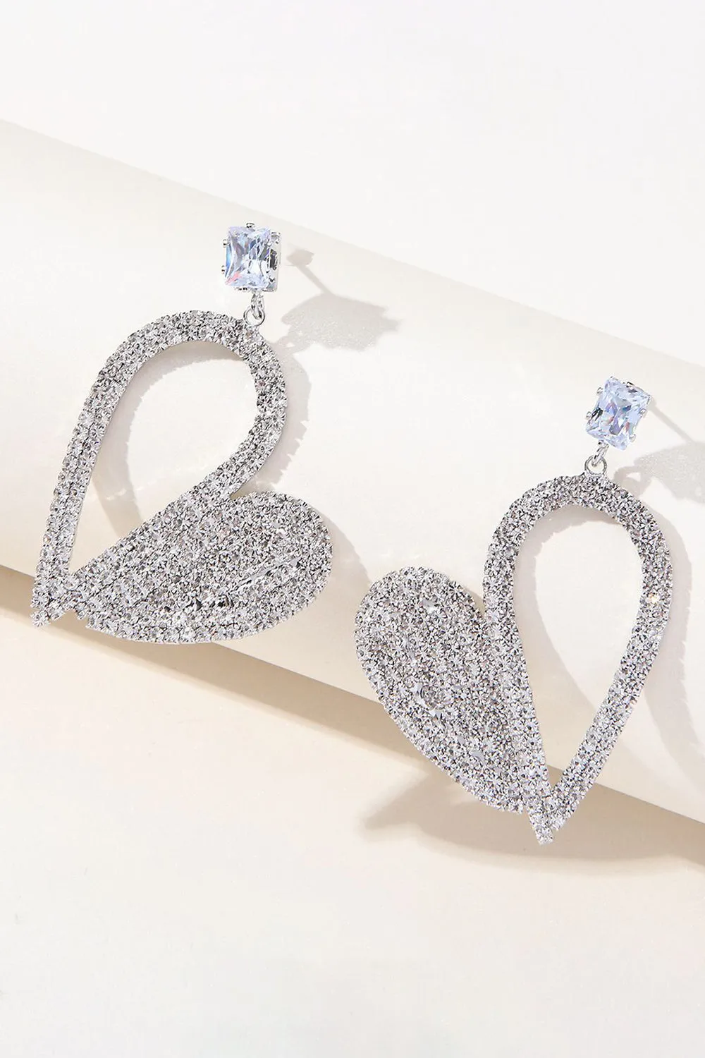 Orecchini penzolanti di strass con cuore d'argento di moda per le donne