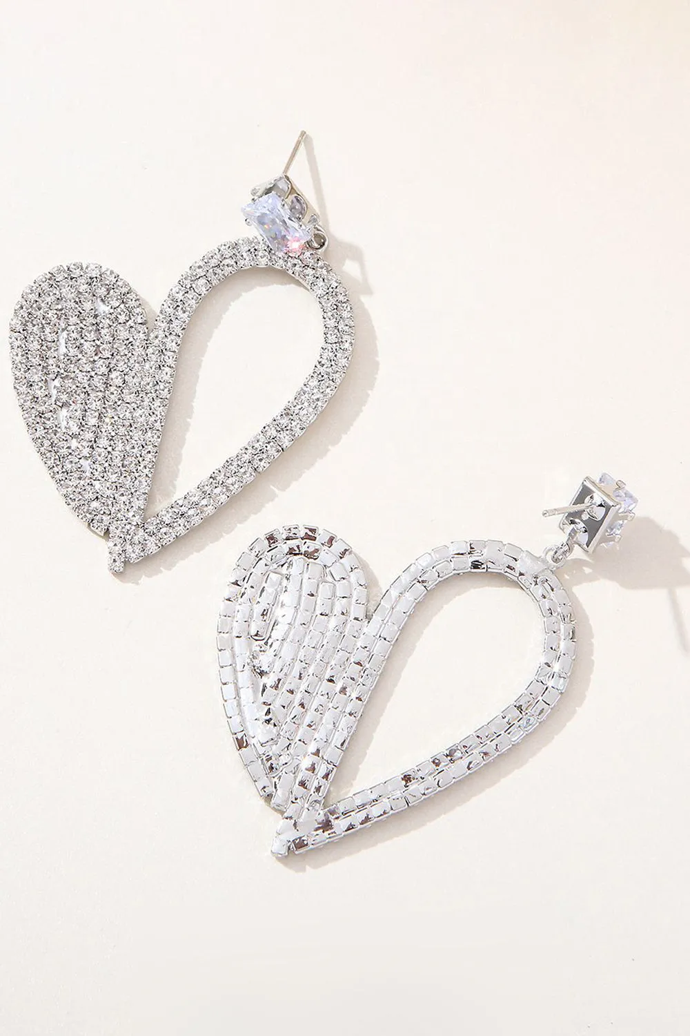 Orecchini penzolanti di strass con cuore d'argento di moda per le donne