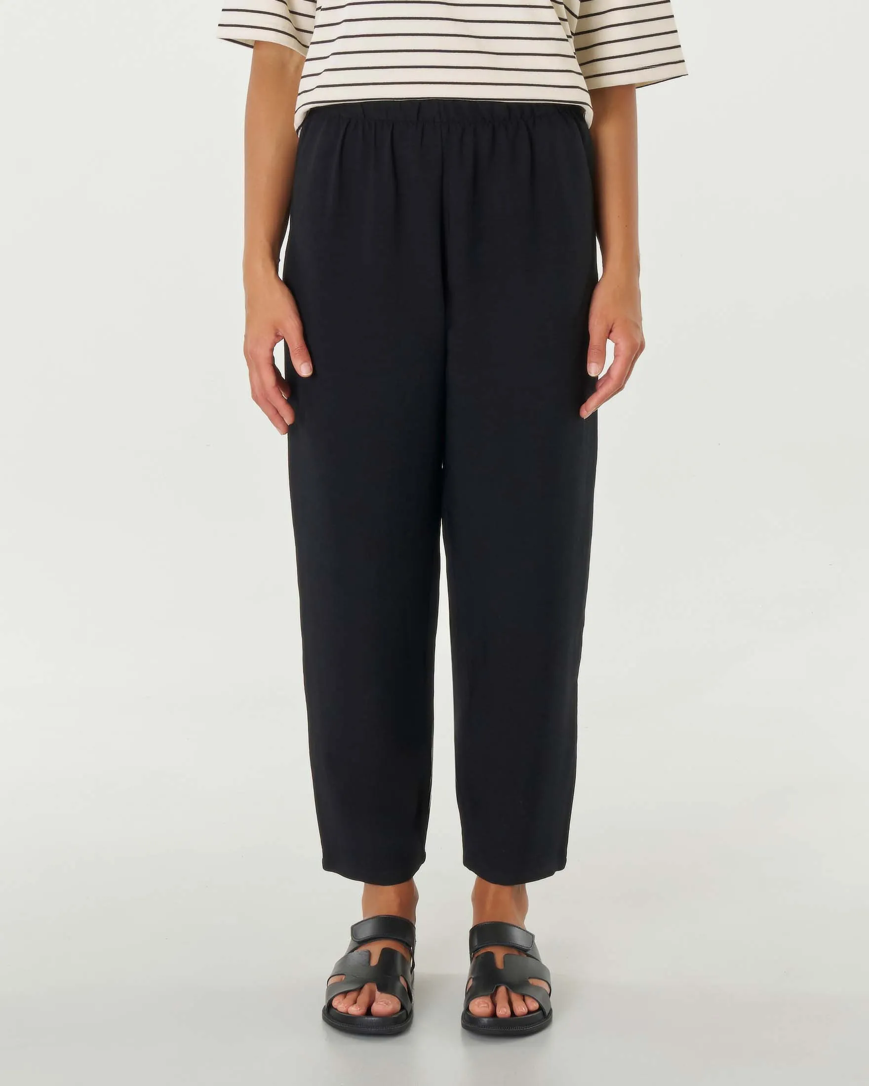 Pantaloni neri in viscosa e lino carrot fit con elastico inserito in vita