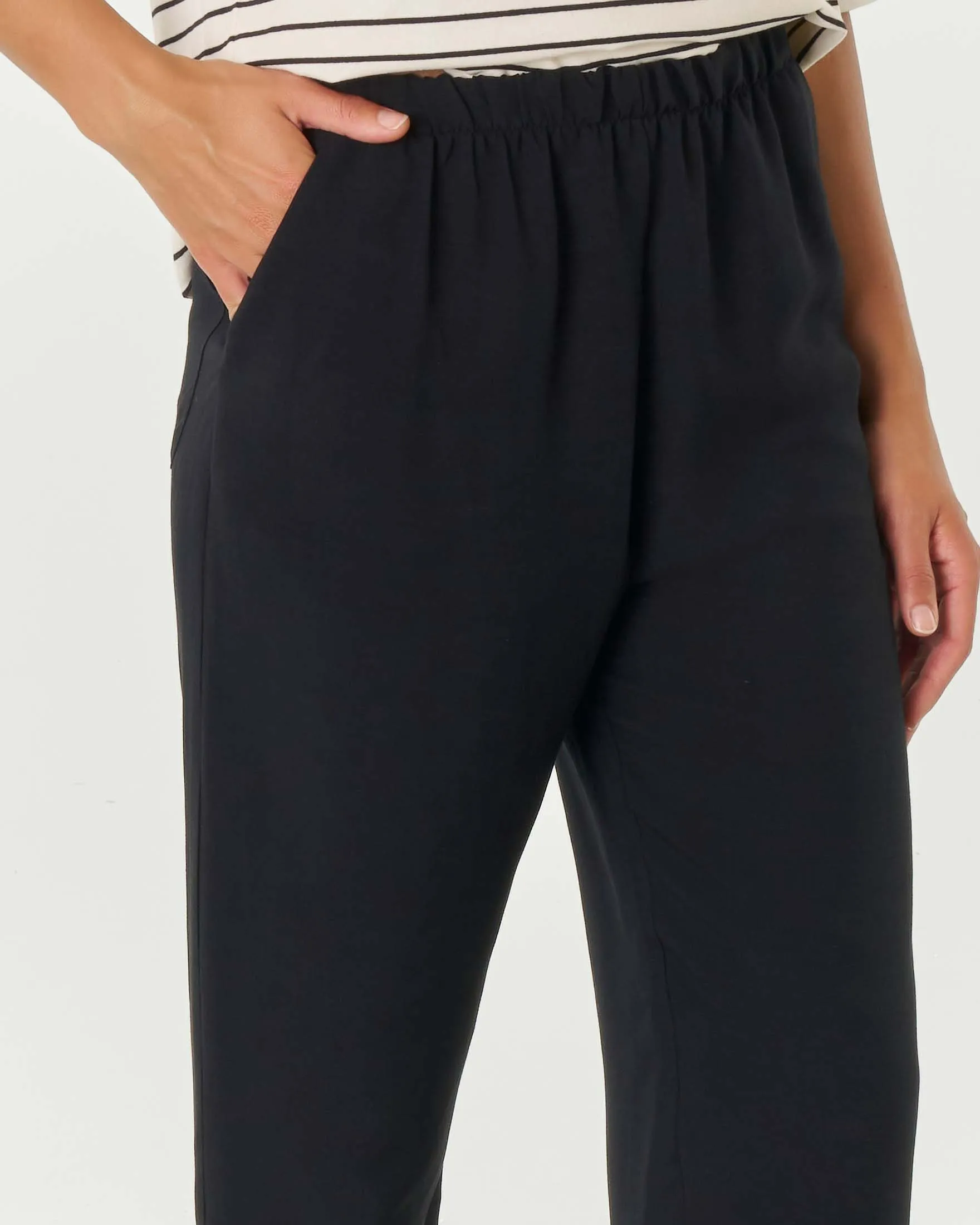 Pantaloni neri in viscosa e lino carrot fit con elastico inserito in vita
