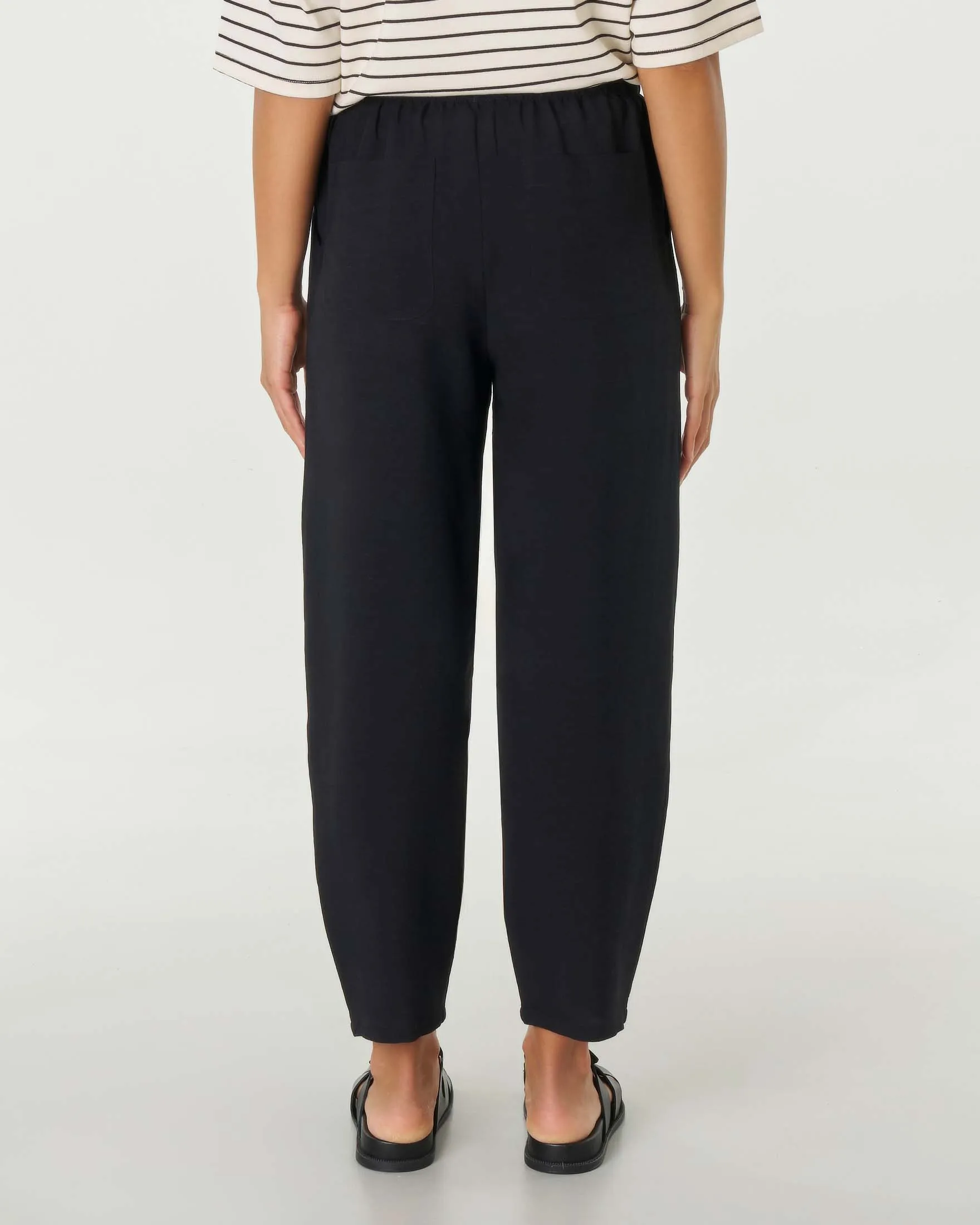 Pantaloni neri in viscosa e lino carrot fit con elastico inserito in vita