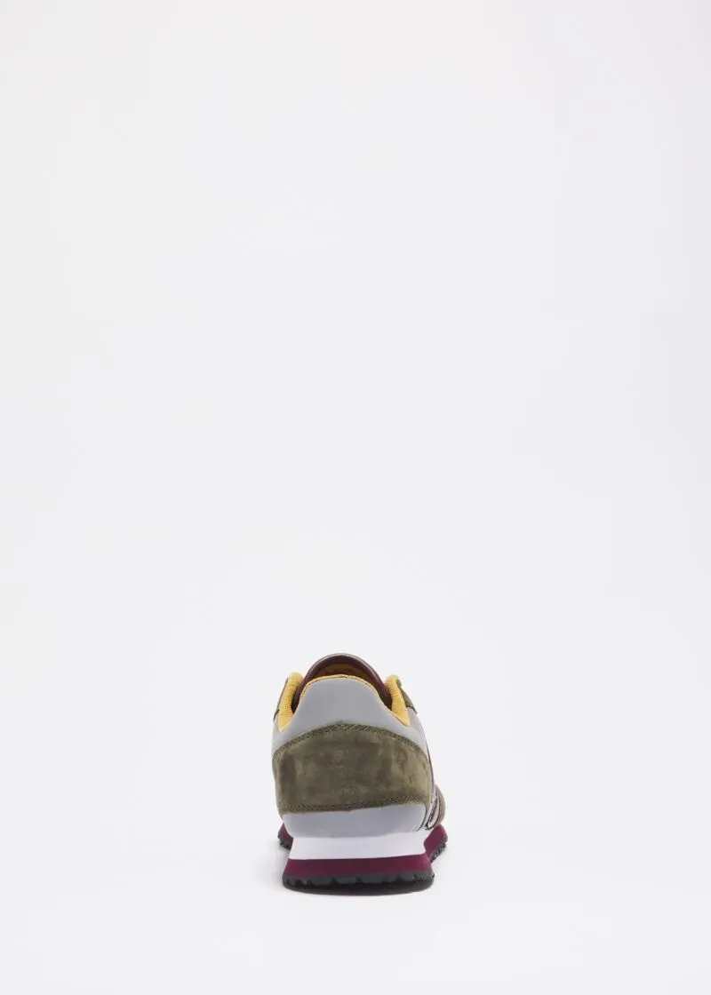 Sneakers in pelle verde militare scamosciata