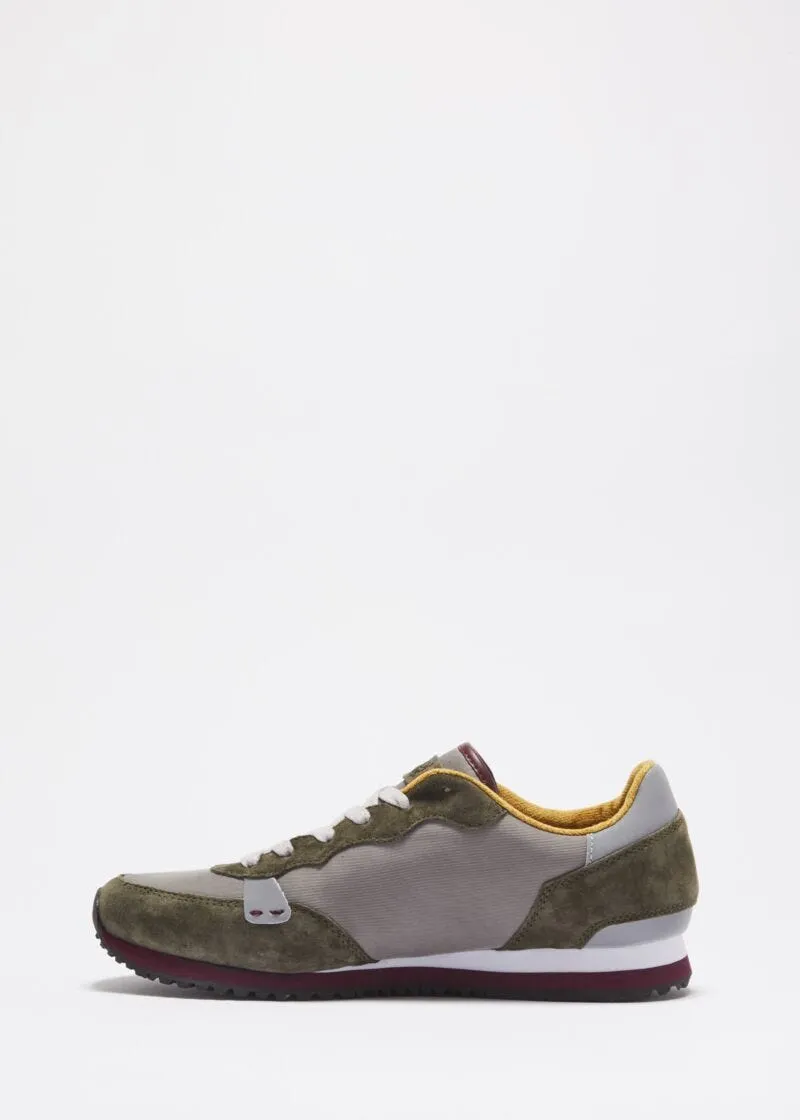 Sneakers in pelle verde militare scamosciata
