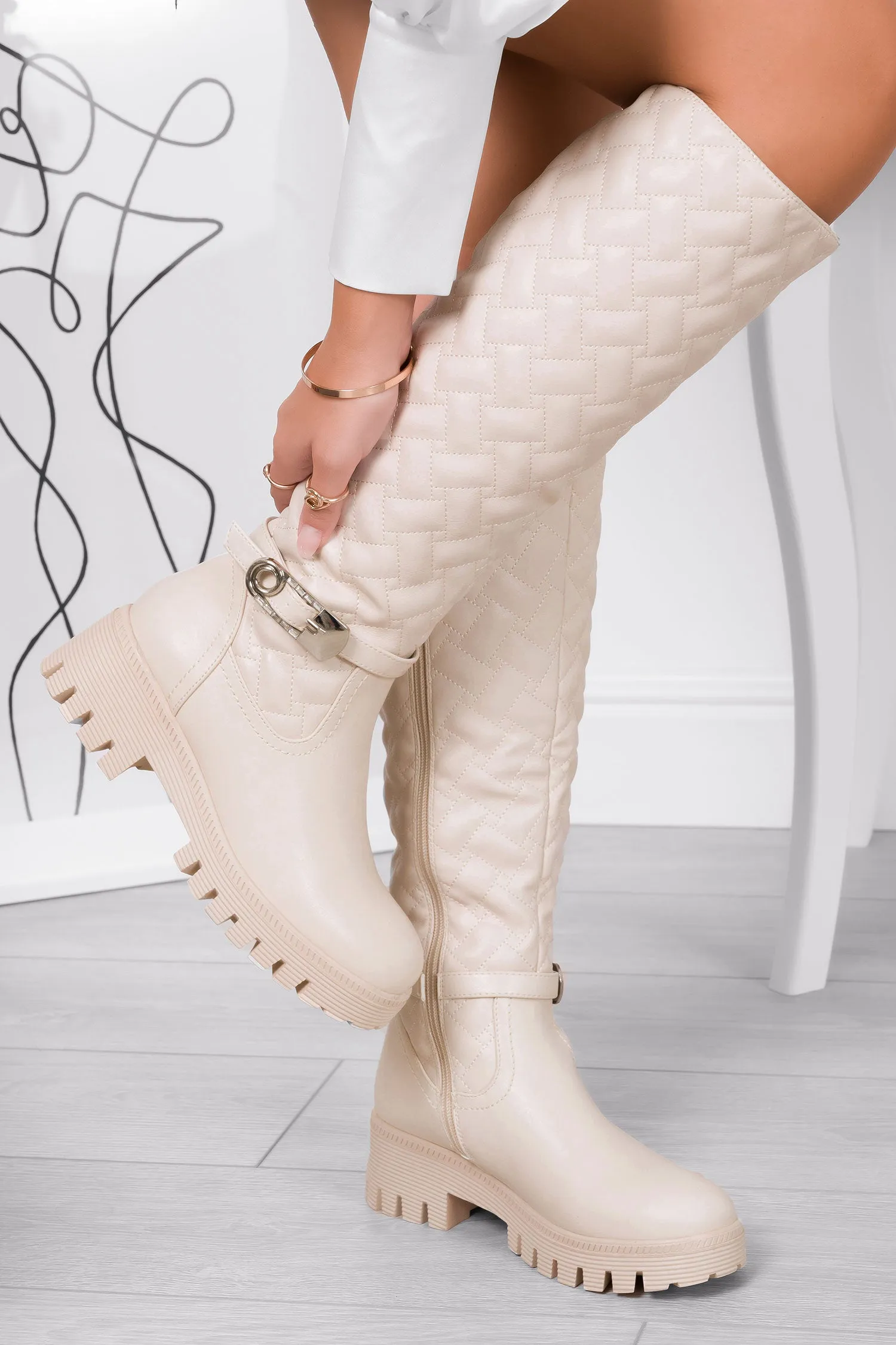 Stivali beige trapuntati con fibbia
