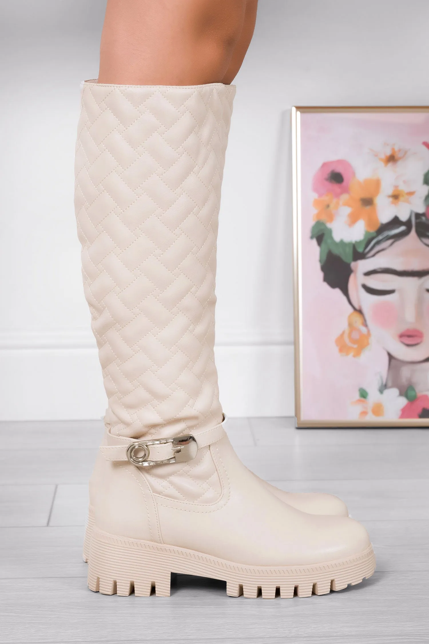 Stivali beige trapuntati con fibbia