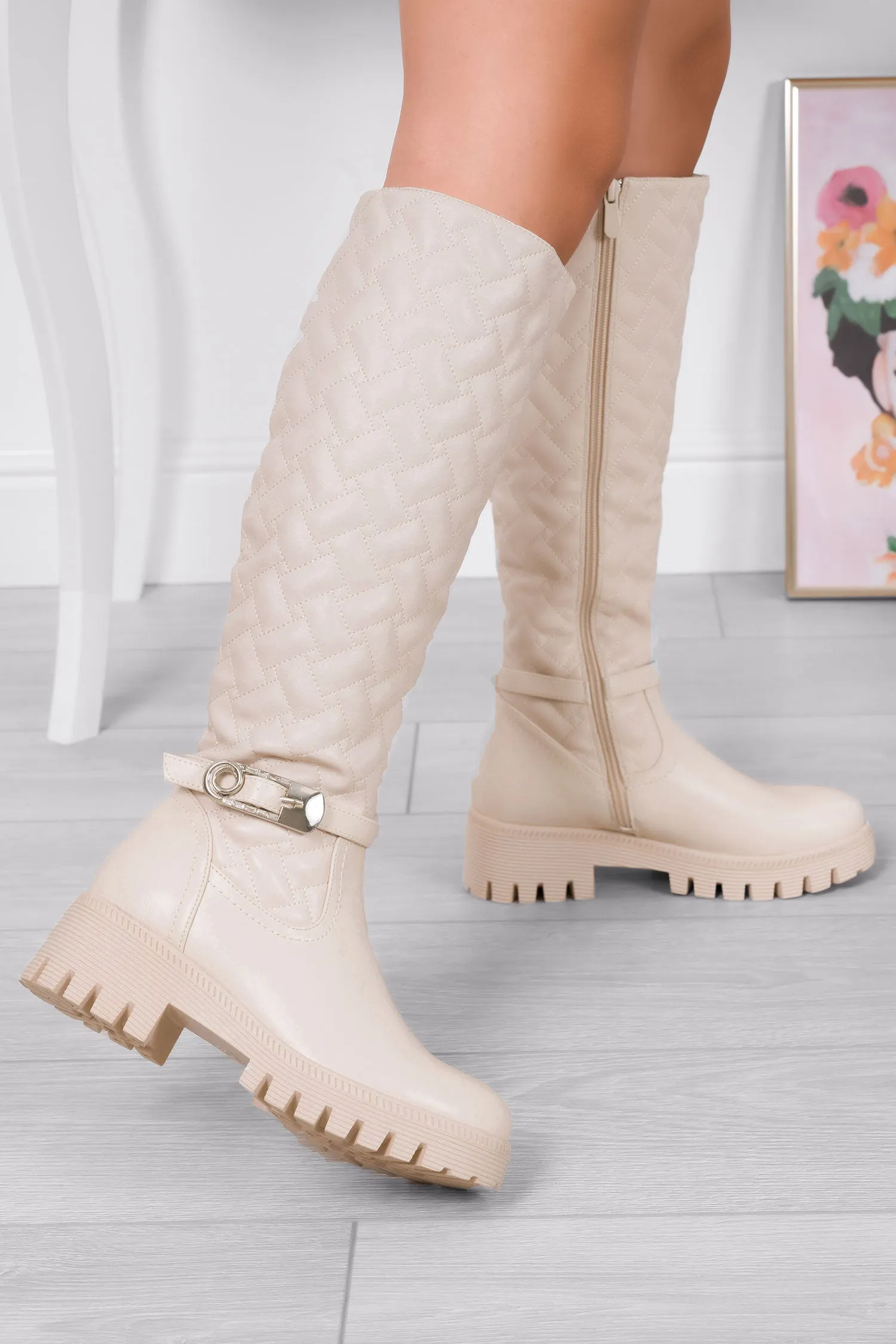 Stivali beige trapuntati con fibbia