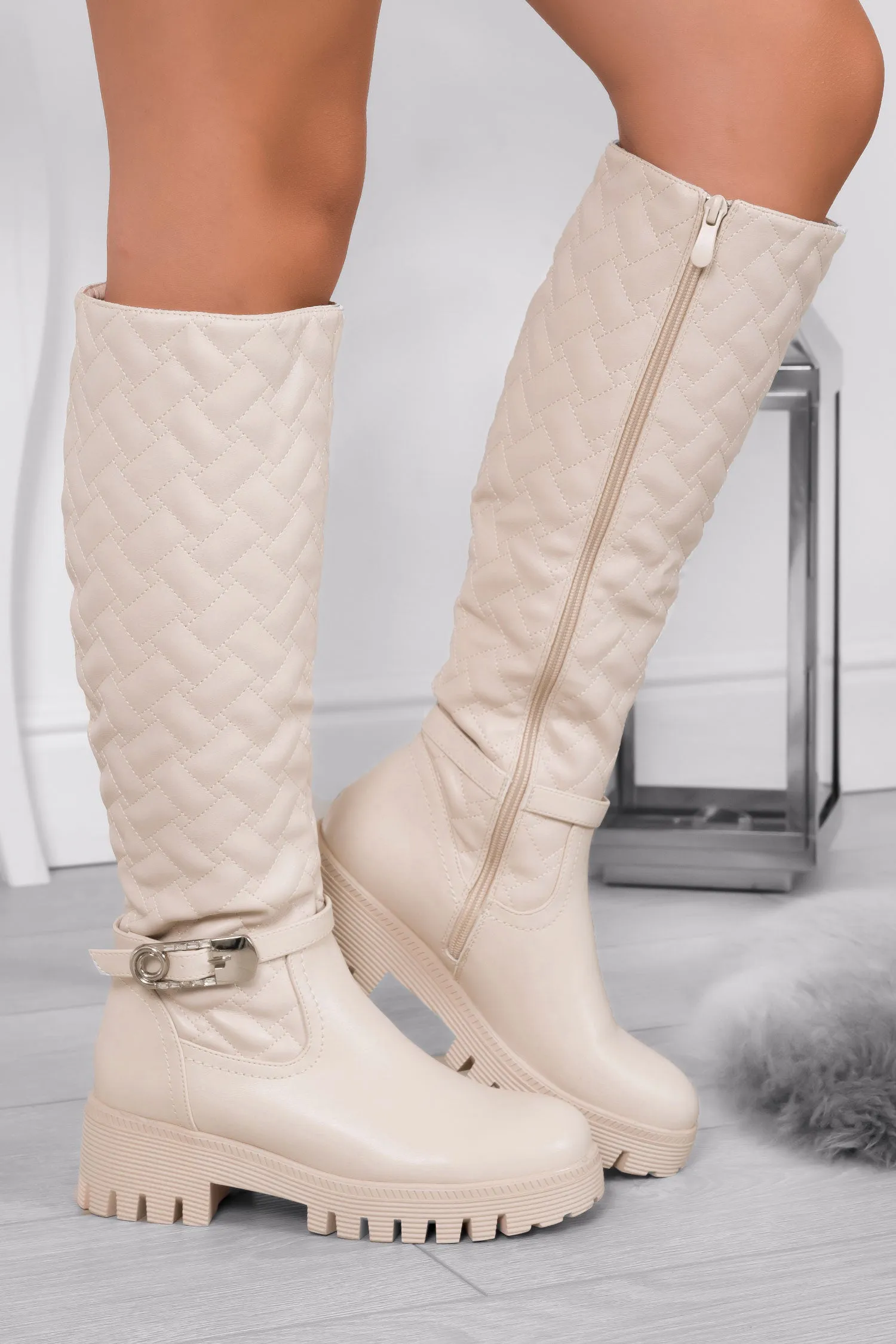 Stivali beige trapuntati con fibbia